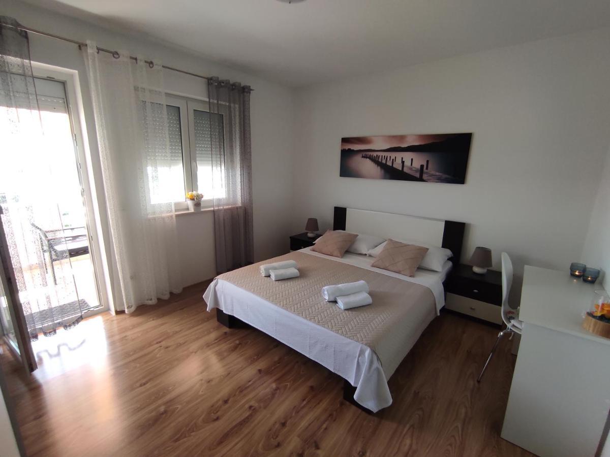 Apartment Zunabovic Трогир Екстериор снимка